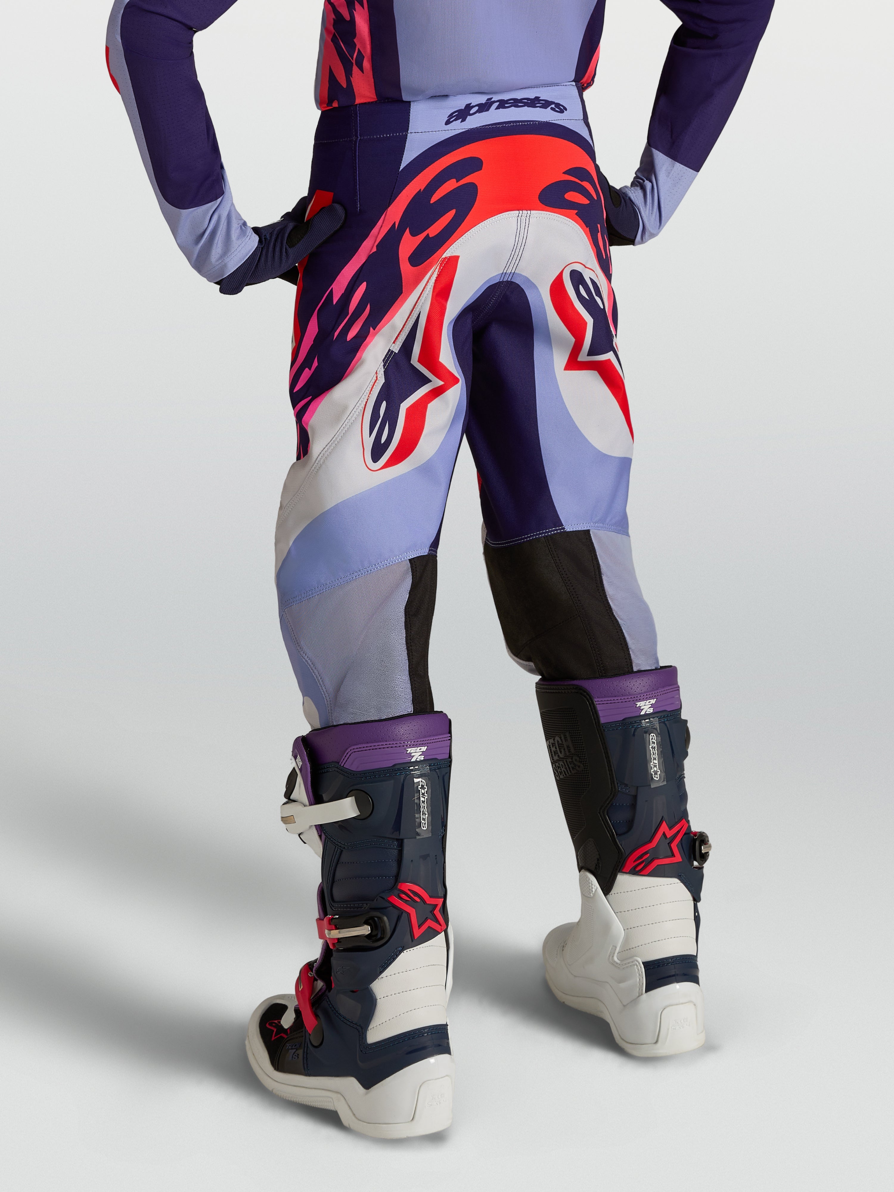 Alpinestars Youth Supertech Dyna bukser, motocrossbukser til ungdom, lilla og lyserød, slidstærkt rip-stop, set bagfra.