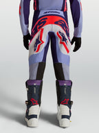 Alpinestars 2027 Supertech Dyna Bukser Ungdom, lilla og pink motocrossbukser, atletisk pasform, set bagfra på model