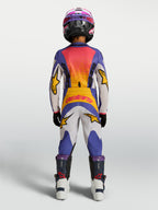 Alpinestars 2027 Fluid Drag bukser ungdom, tekniske motorcykelbukser til motocross og off-road kørsel, blå og hvid med gule detaljer, vist bagfra på en ung rytter i fuldt udstyr