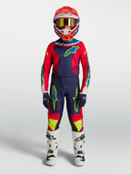 Alpinestars 2027 Fluid Drag bukser ungdom, mørkeblå og ildrøde motocrossbukser i 600D polyfabric vist på ung rytter.
