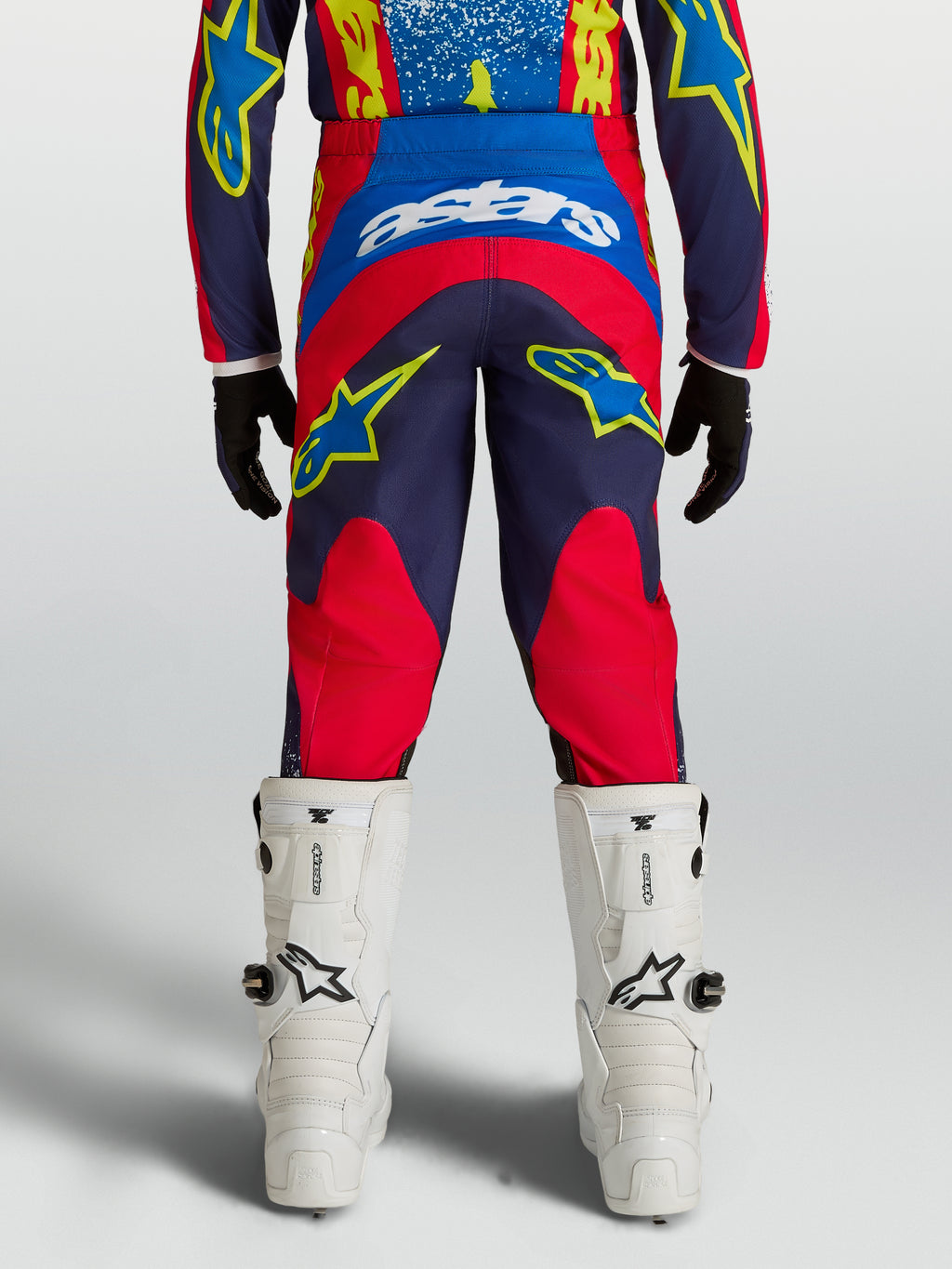 Alpinestars 2027 Fluid Drag bukser ungdom, blå og rød motocrossbukser i slidstærkt 600D-tekstil med ergonomisk pasform.
