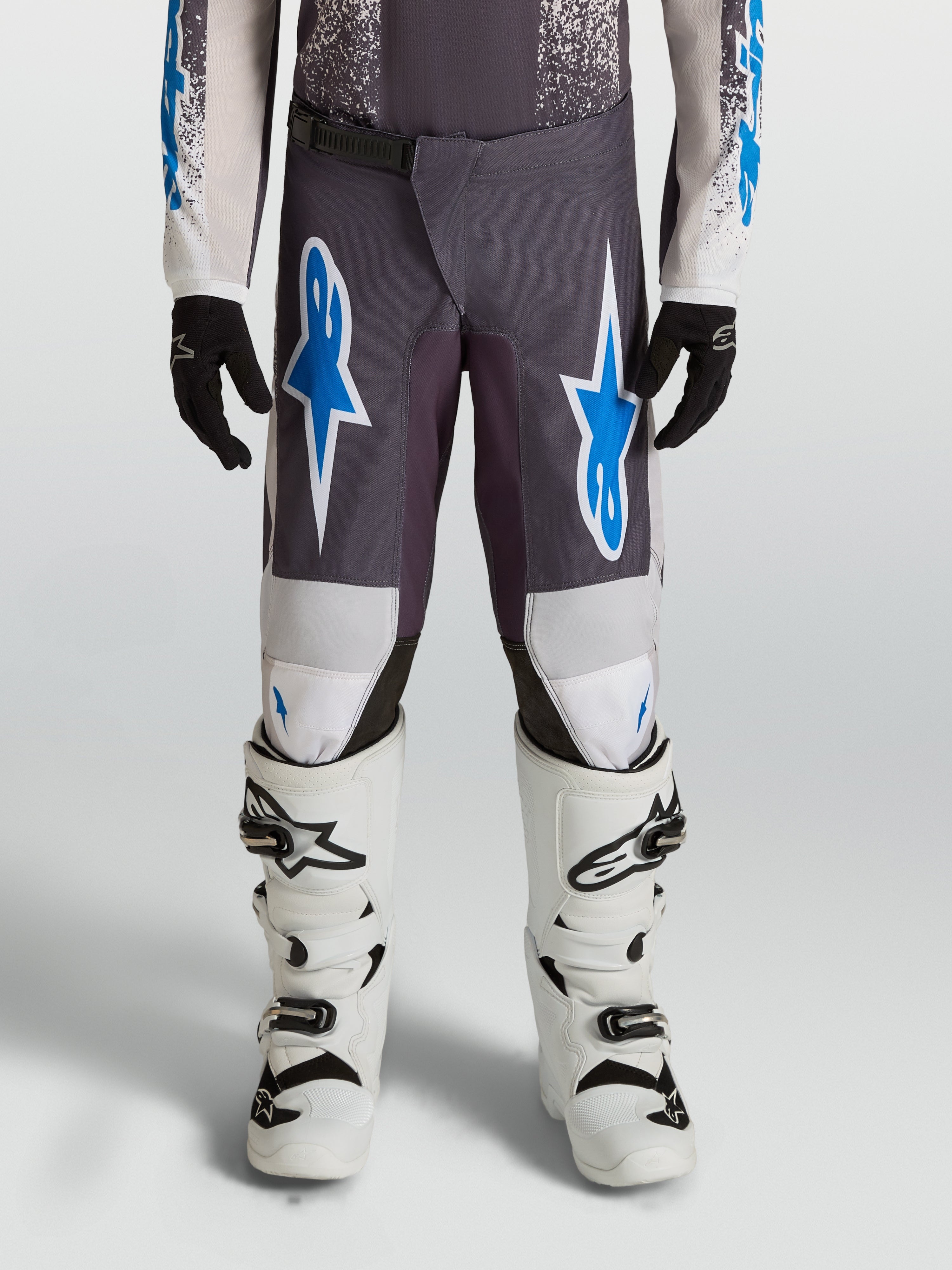 Alpinestars 2027 Fluid Drag bukser til ungdom, motocrossudstyr, grå og blå, 600D polyfabric med forstærkede knæ.