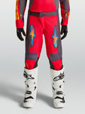 Alpinestars Fluid Hunt ungdomsbukser, rød og grå motocrossbukser til terrænkørsel med ergonomisk polyfabric-design.