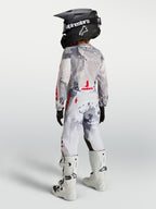 Alpinestars 2027 Fluid Lone bukser ungdom, motocross, grå camo og hvide, set bagfra på ung rytter.