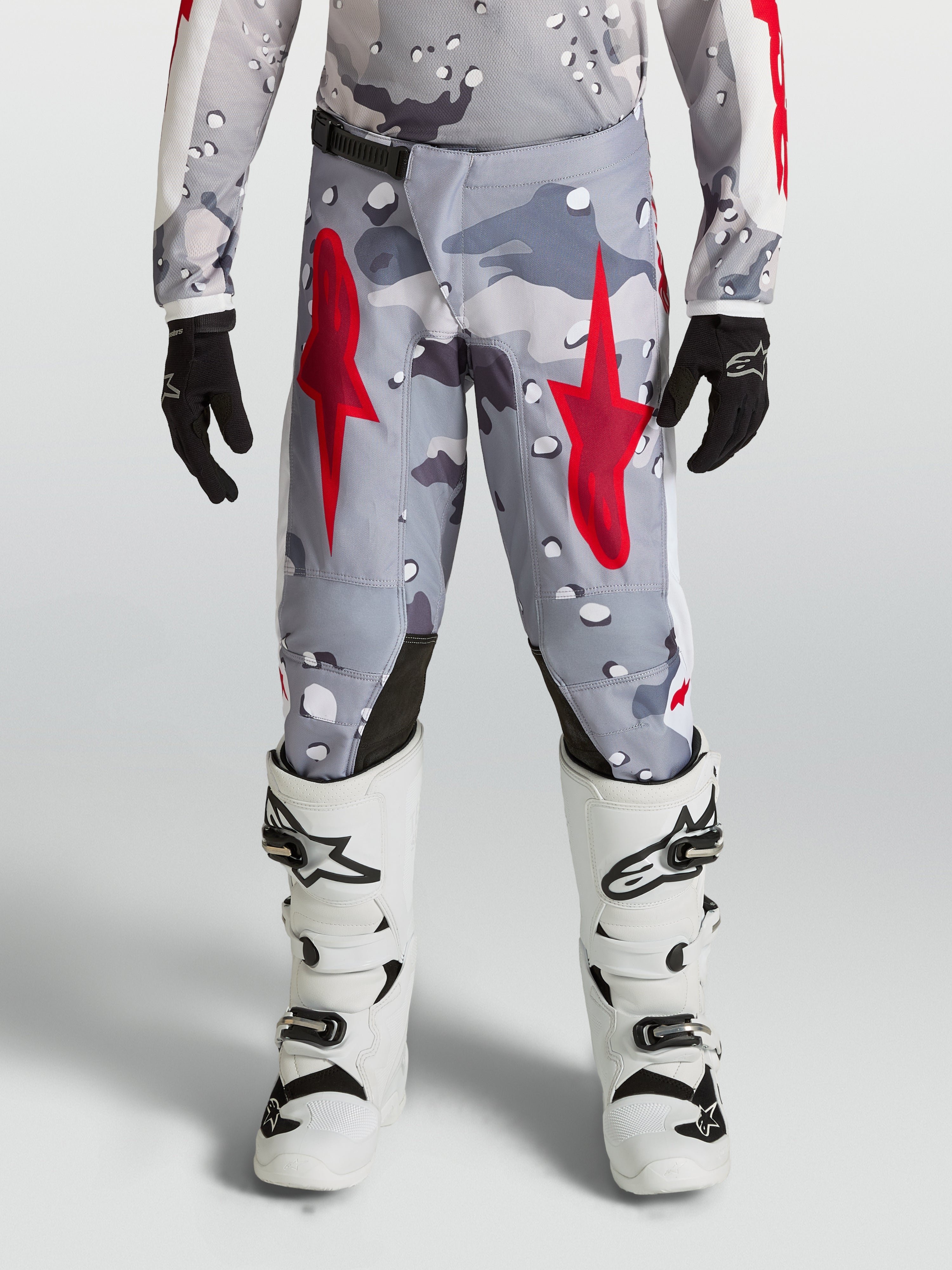 Alpinestars 2027 Fluid Lone Bukser Ungdom, motocrossbukser til unge, grå camo og rød, slidstærk 600D polyfabric, ergonomisk pasform til MX og off-road-kørsel