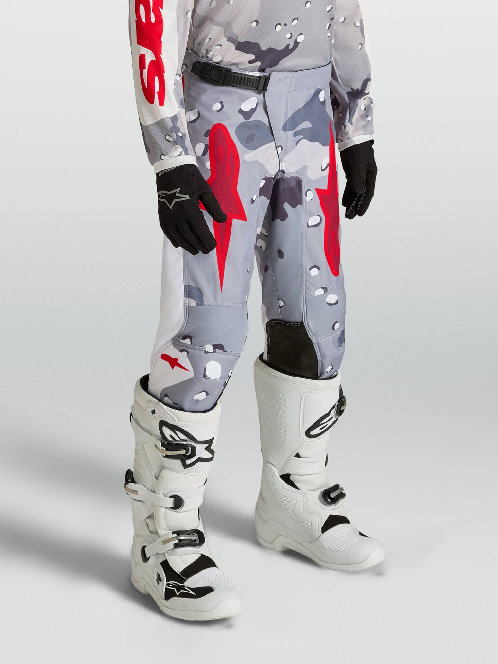 Alpinestars 2027 Fluid Lone Bukser Ungdom, motocrossbukser i grå camo og rød, slidstærkt 600D polyfabric til off-road-kørsel