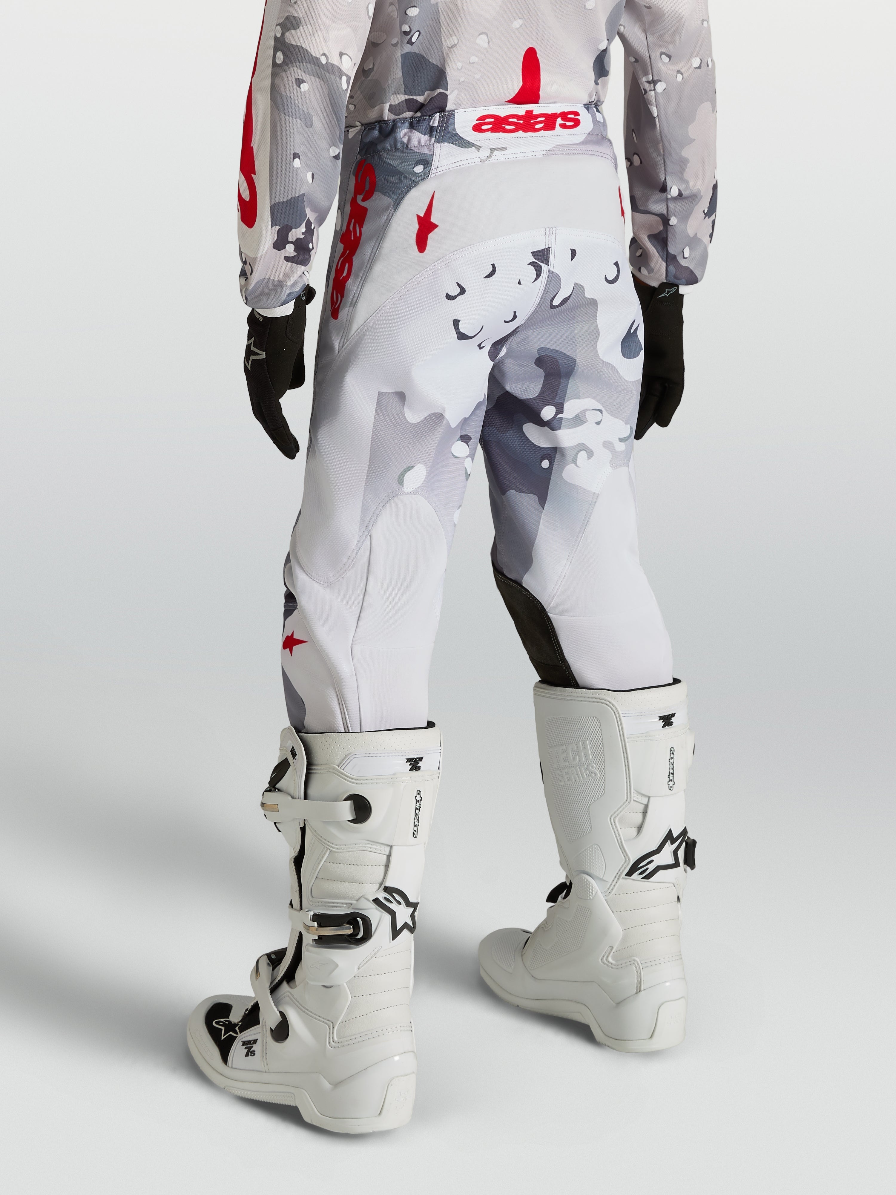 Alpinestars Fluid Lone motocrossbukser til ungdom, grå camouflage og rød, slidstærkt polyfabric og ergonomisk pasform.