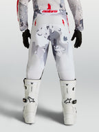 Alpinestars 2027 Fluid Lone Bukser Ungdom, grå camo og hvide motocrossbukser med røde detaljer, set bagfra på kører.
