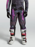 Alpinestars 2027 Fluid Lone bukser til ungdom, grå camouflage og lilla motocrossbukser i slidstærkt 600D polyfabric.