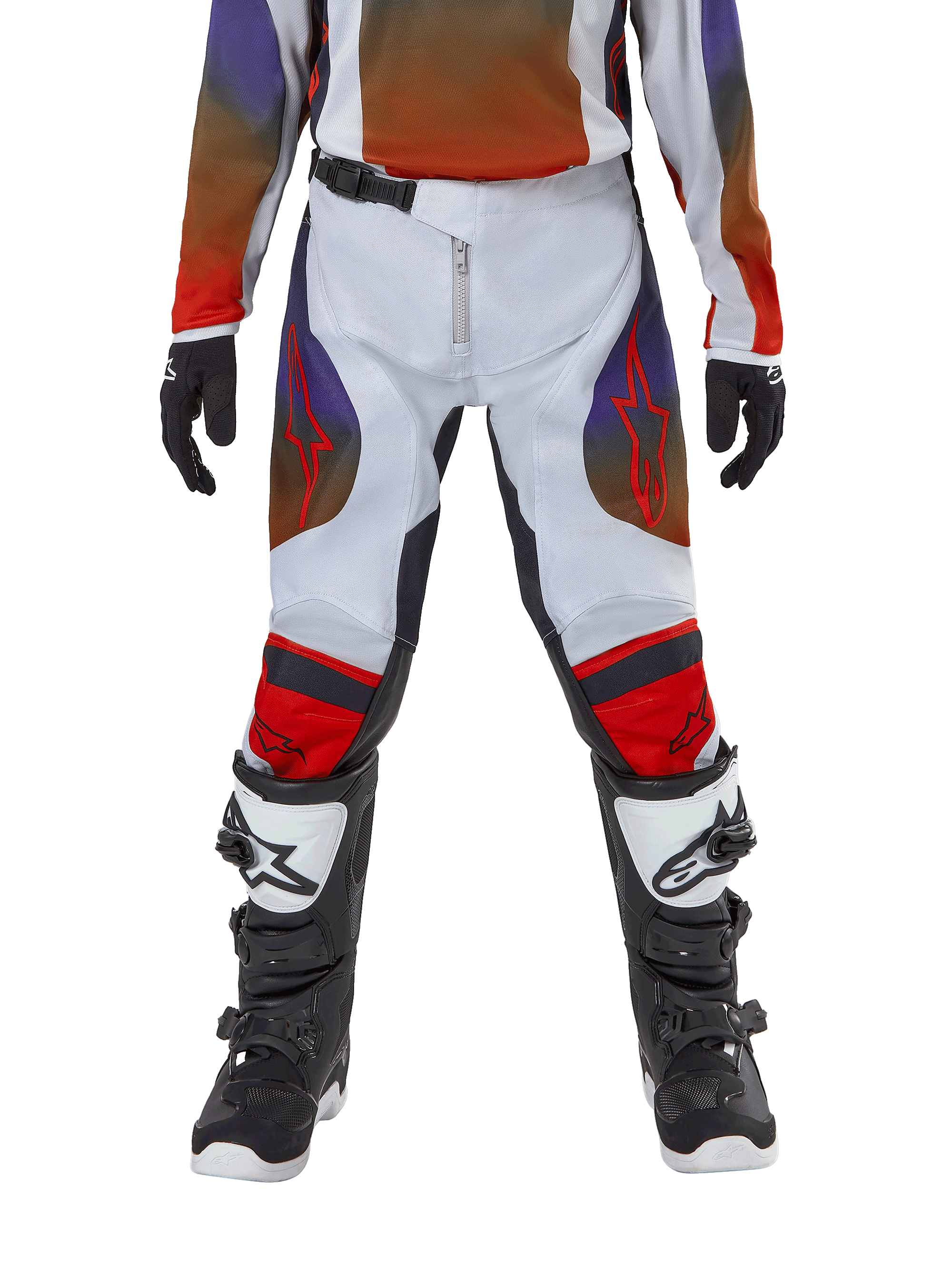 Alpinestars Youth 2024 Racer Hoen bukser, motocross-bukser, lysegrå, stærk orange og sort, bæres med matchende trøje og sort-hvide motocross-støvler, med røde Alpinestars-logoer på lår og knæ, sportsligt design til off-road kørsel