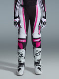 Alpinestars 2026 Stella Techstar Nomur bukser til kvinder, motocross-bukser, sort, hvid og fuchsia, båret med matchende racertrøje, handsker og hvide motocross-støvler, med markant pink grafik og astars-logoer på knæene, designet til off-road-konkurrence på højt niveau