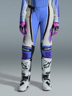 Alpinestars 2026 Stella Techstar Nomur bukser til kvinder, motocrossbukser, lyseblå, råhvid og sort, båret med hvide motocross-støvler og pink og sorte handsker, 'astars'-branding på knæene, teknisk multi-panel-design til kvindelige ryttere