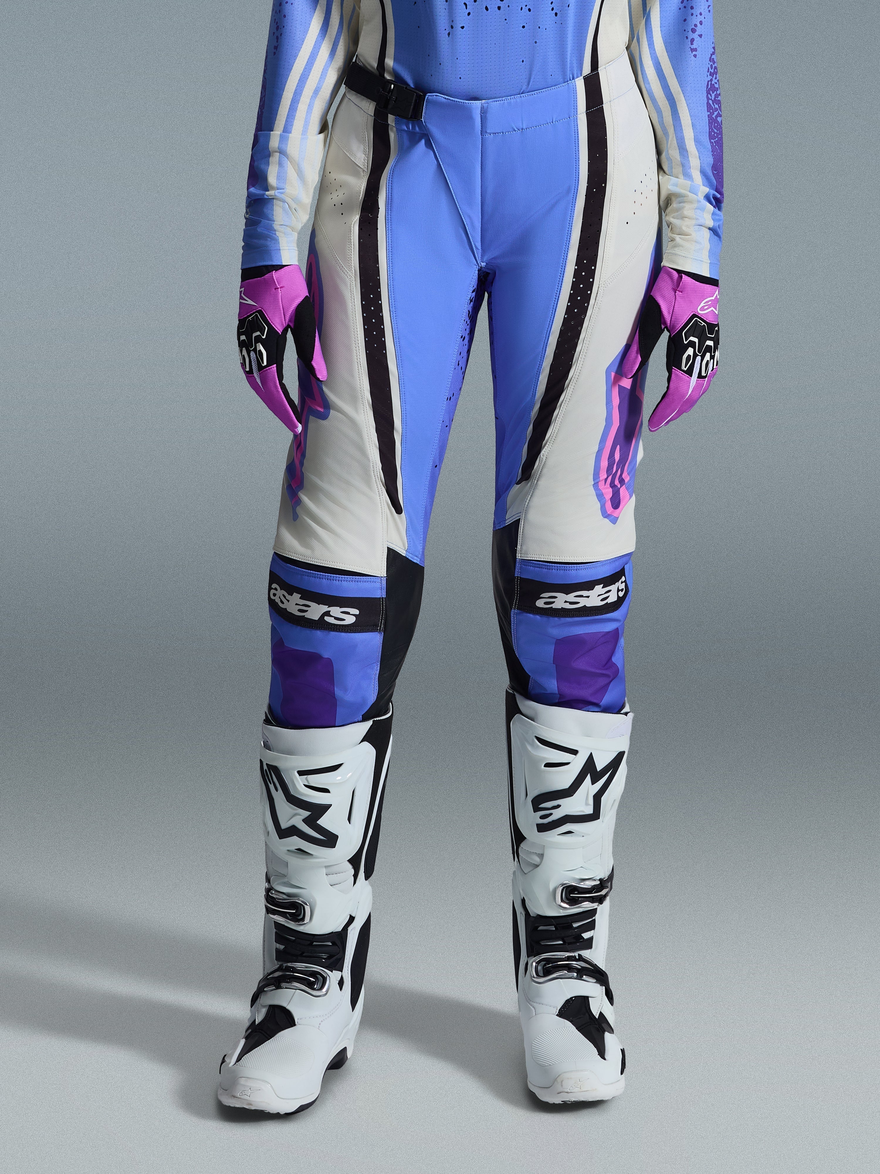 Alpinestars 2026 Stella Techstar Nomur bukser til kvinder, motocrossbukser, lyseblå, råhvid og sort, båret med hvide motocross-støvler og pink og sorte handsker, 'astars'-branding på knæene, teknisk multi-panel-design til kvindelige ryttere