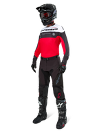 Alpinestars Pro-Dura trøje, motocross- og endurotrøje, sort, klar rød og hvid, vist med sorte bukser, sort hjelm og sort-hvide støvler, med markant branding på brystet og laserperforeringer, high-performance udstyr til terrænkørsel