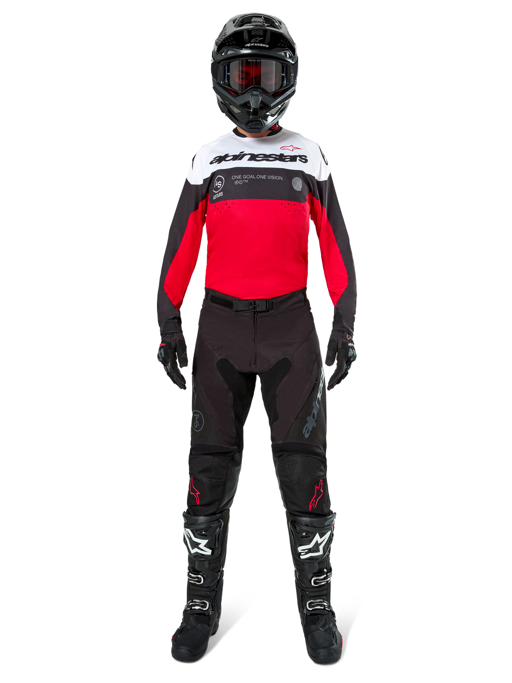 Motocrossrytter iført Alpinestars Pro-Dura Jersey i sort, klar rød og hvid, kombineret med sorte bukser, sorte støvler og en sort hjelm, komplet off-road racerudstyr.