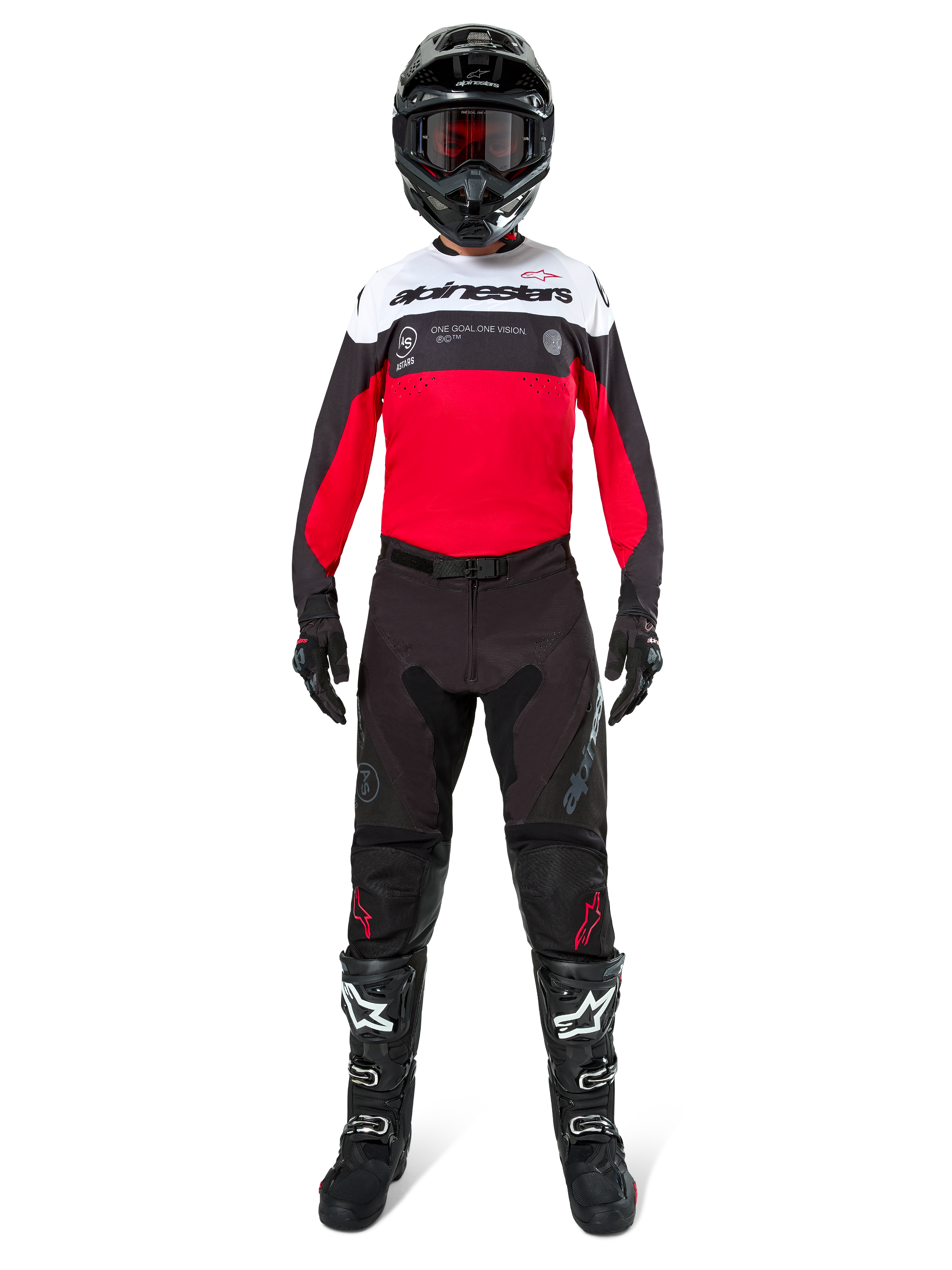 Motocrossrytter iført Alpinestars Pro-Dura Jersey i sort, klar rød og hvid, kombineret med sorte bukser, sorte støvler og en sort hjelm, komplet off-road racerudstyr.