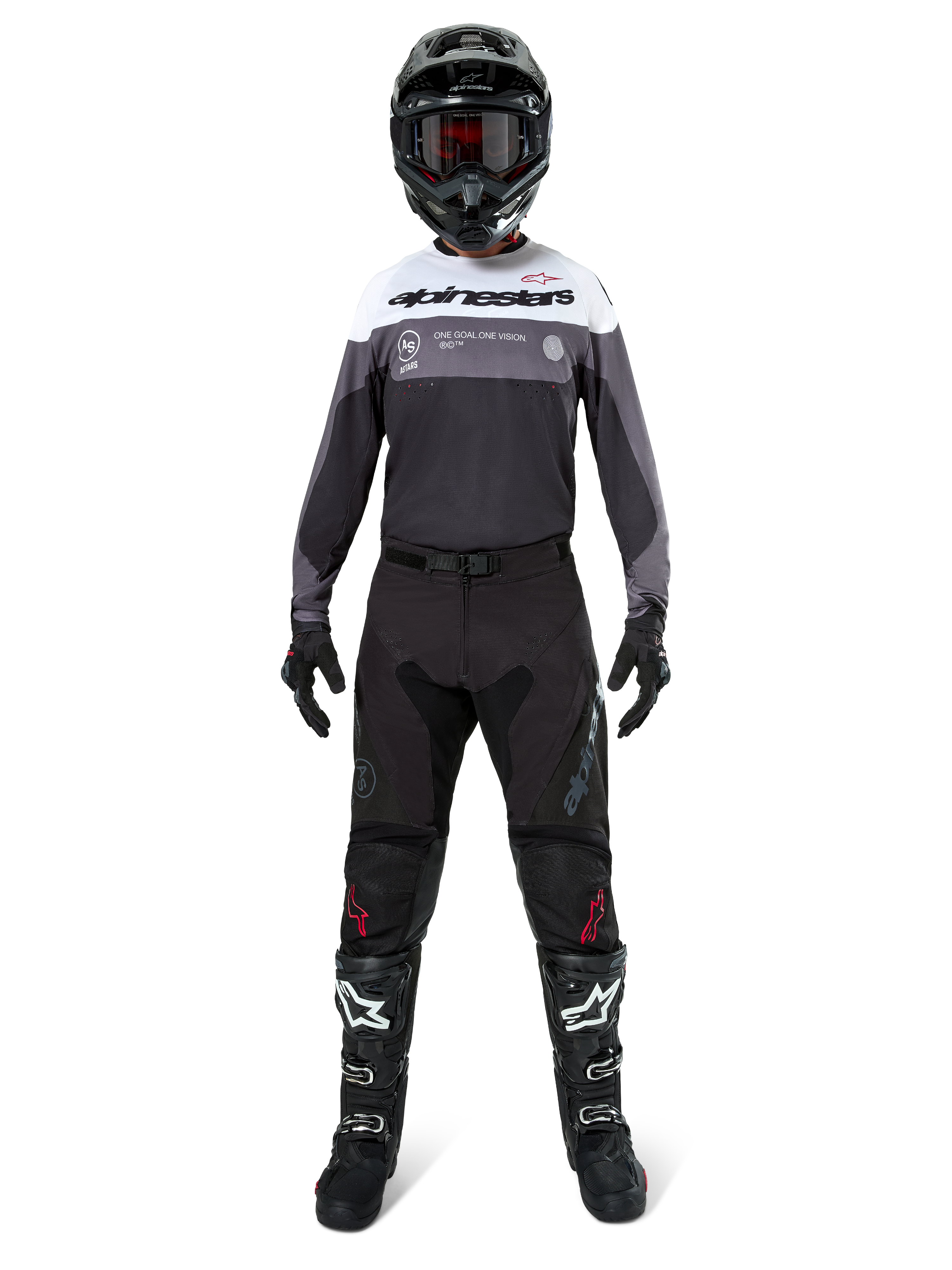 Motocross-kører iført komplet racerudstyr, Pro-Dura Jersey i Black Magnet White med hvidt øvre brystparti og grå detaljer, kombineret med sorte bukser, sort hjelm med mørke goggles, hvid-sorte støvler og sorte handsker, koordineret outfit til enduro- og terrænkørsel