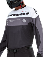 Alpinestars Pro-Dura Jersey, motocross- og endurotrøje, sort, magnet og hvid, teknisk off-road beklædning med laserskårne perforationer og åndbar poly-stof konstruktion