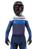 Alpinestars Pro-Dura trøje, motocross- og endurotrøje, navy, klar blå og hvid, båret med matchende navy bukser, sorte handsker og hjelm, med branding på brystet og laserskåret ventilation til off-road motorcykelløb