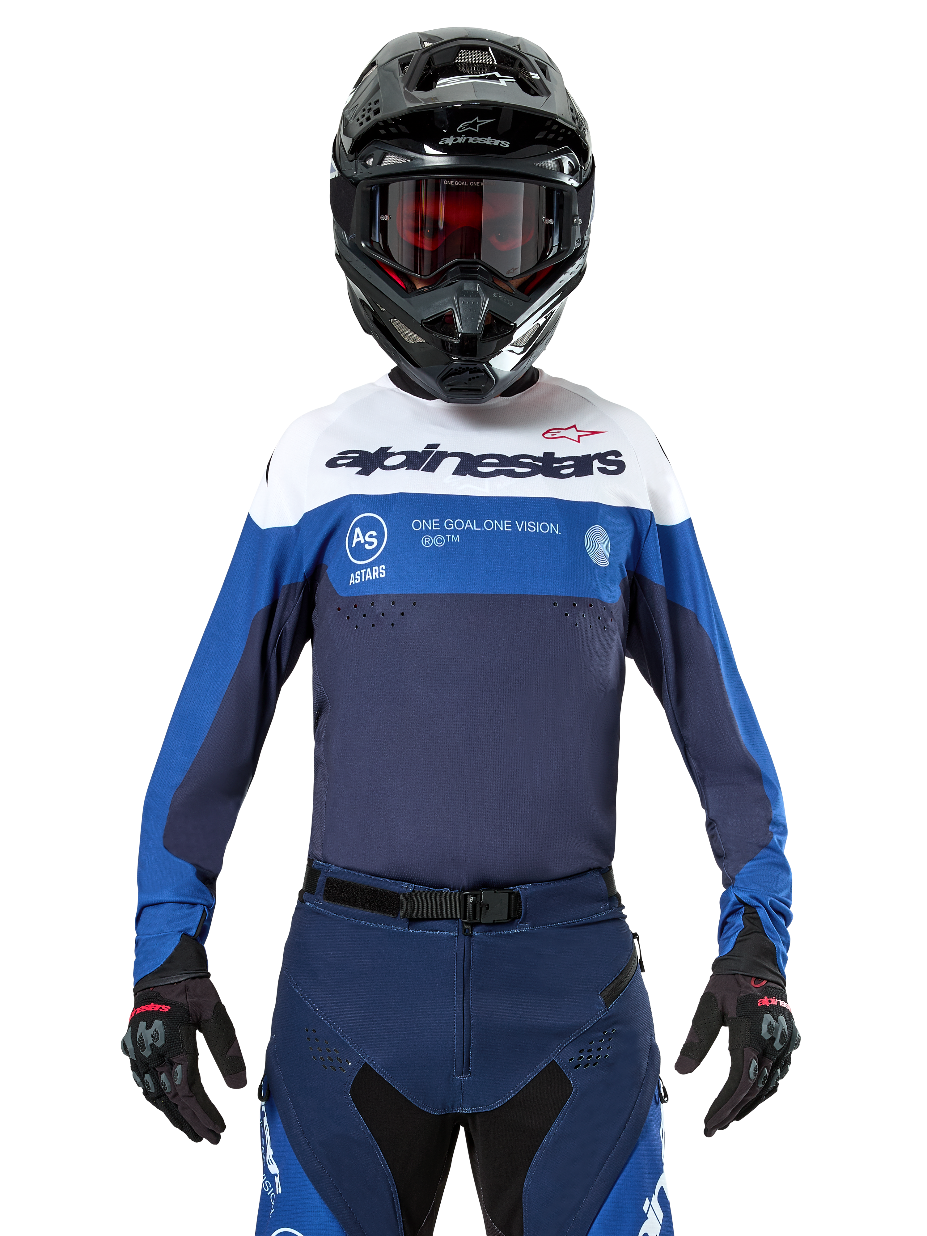 Alpinestars Pro-Dura trøje, motocross- og endurotrøje, navy, klar blå og hvid, båret med matchende navy bukser, sorte handsker og hjelm, med branding på brystet og laserskåret ventilation til off-road motorcykelløb