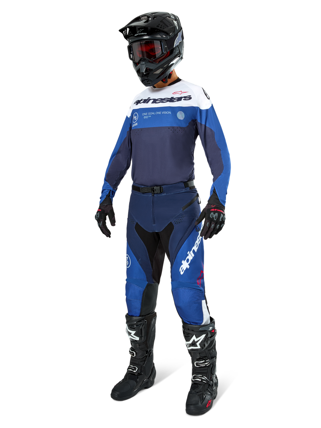 Motocross-kører i komplet racerudstyr, Pro-Dura Jersey i Navy Bright Blue og hvid, matchende blå og navy bukser, sort hjelm med røde goggles, sorte støvler med hvide detaljer og sorte handsker, koordineret outfit til enduro- og off-road-kørsel