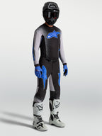 Alpinestars Supertech Hiten AFD trøje og køresæt, sort og blåt motocross-sæt med hvide motorcykelstøvler.