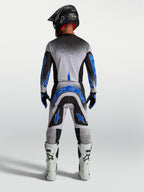 Alpinestars Supertech Hiten AFD trøje og køresæt, motocrosstøj til herrer i sort, hvid og blå, set bagfra på model.