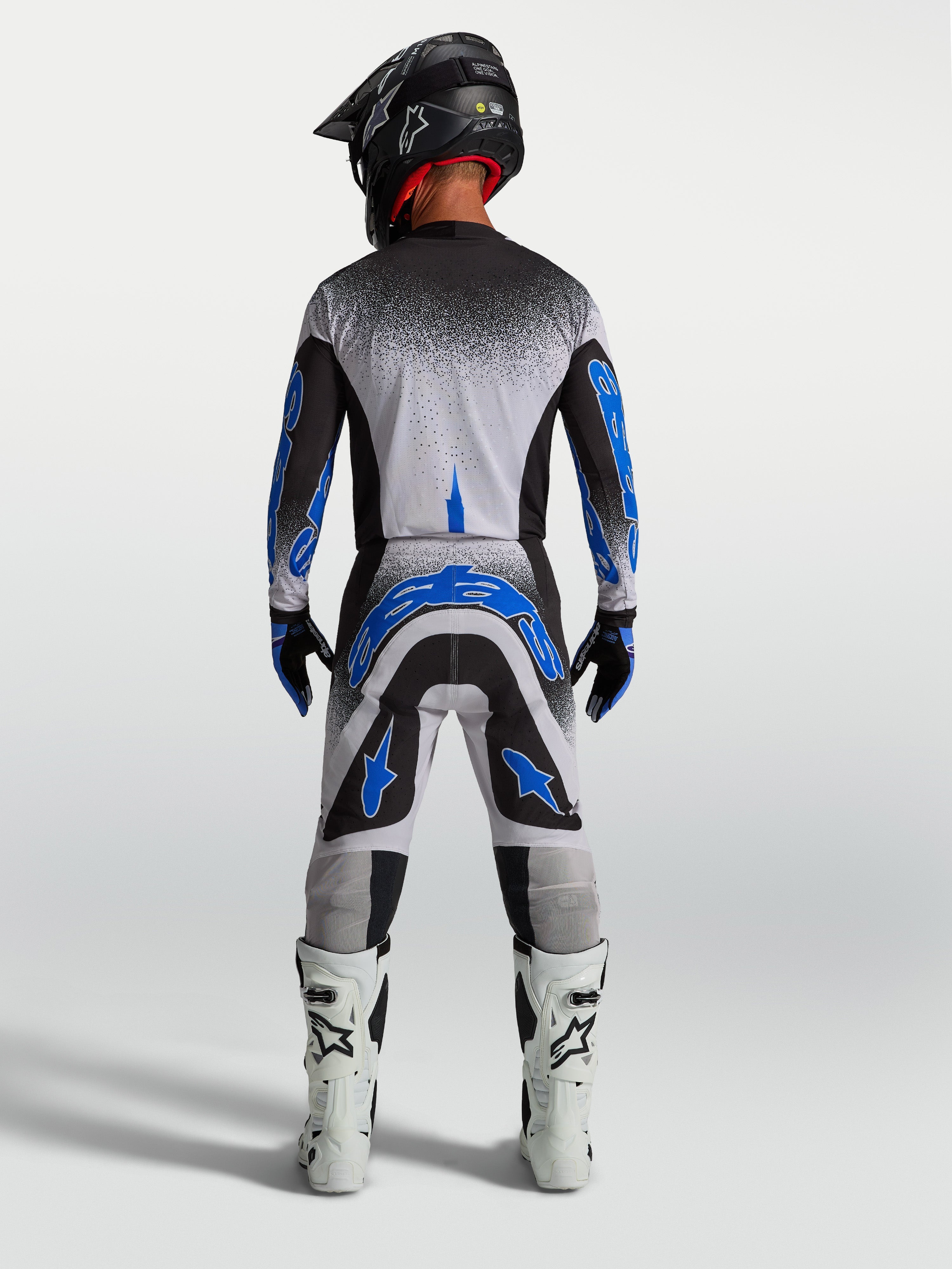 Alpinestars Supertech Hiten AFD trøje og køresæt, motocrosstøj til herrer i sort, hvid og blå, set bagfra på model.