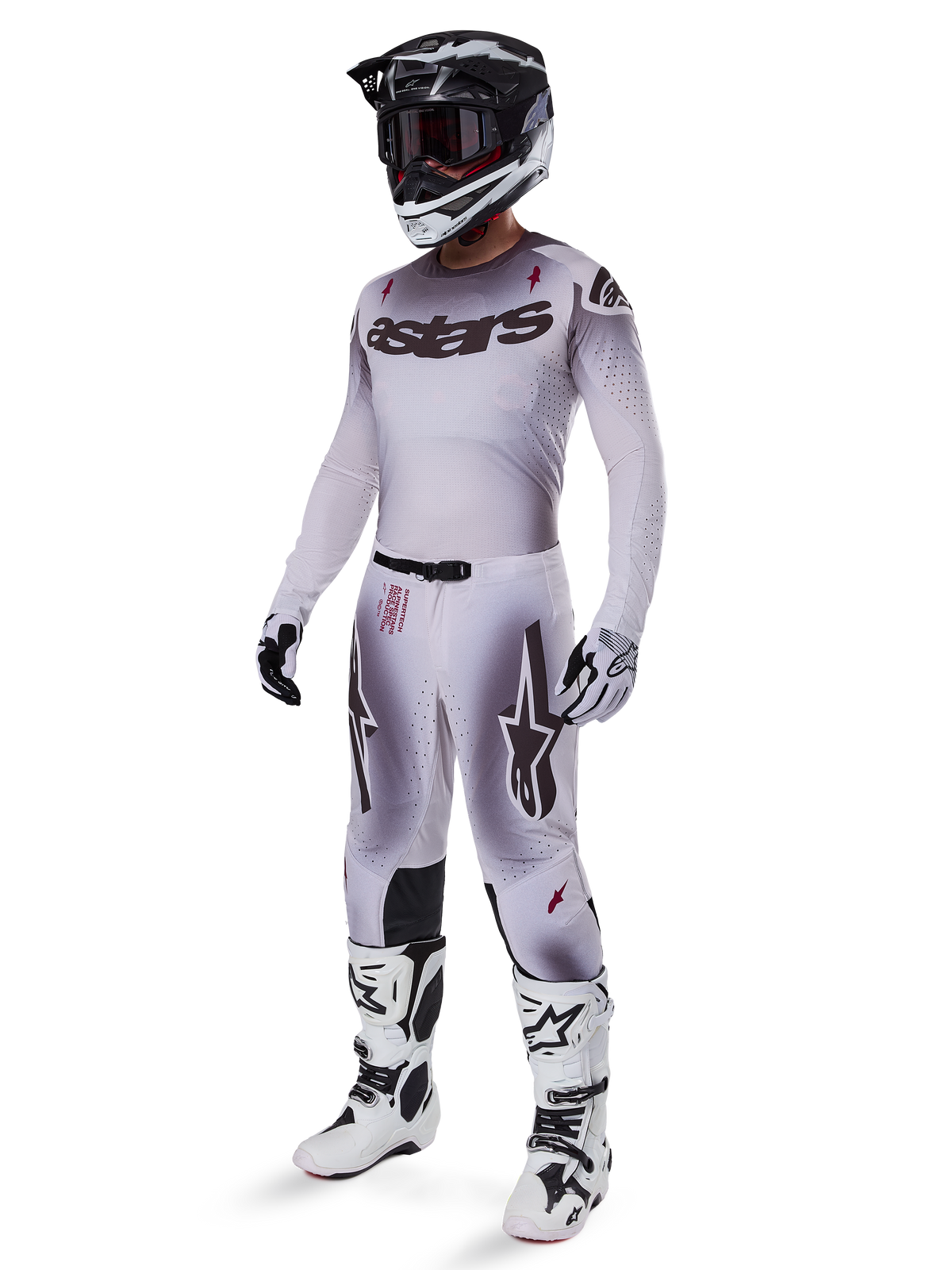 Alpinestars 2025 Supertech Maker udstyrssæt, komplet motocross-udstyr, hvid og grå gradient med sort branding og røde detaljer, inkluderer hjelm med goggles, trøje, bukser, hvide støvler og handsker, strømlinet præstationsorienteret design til off-road racing