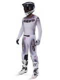 Alpinestars 2025 Supertech Maker udstyrssæt, komplet motocross-udstyr, hvid og grå gradient med sort branding og røde detaljer, inkluderer hjelm med goggles, trøje, bukser, hvide støvler og handsker, strømlinet præstationsorienteret design til off-road racing