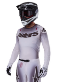 Alpinestars 2025 Supertech Maker Jersey, motocross-racerjersey, sølv og sort farveovergang, åndbart stræk-mesh med laserskårne perforeringer, bæres med matchende bukser og hjelm, med 'astars'-branding, komplet professionelt off-road-udstyr
