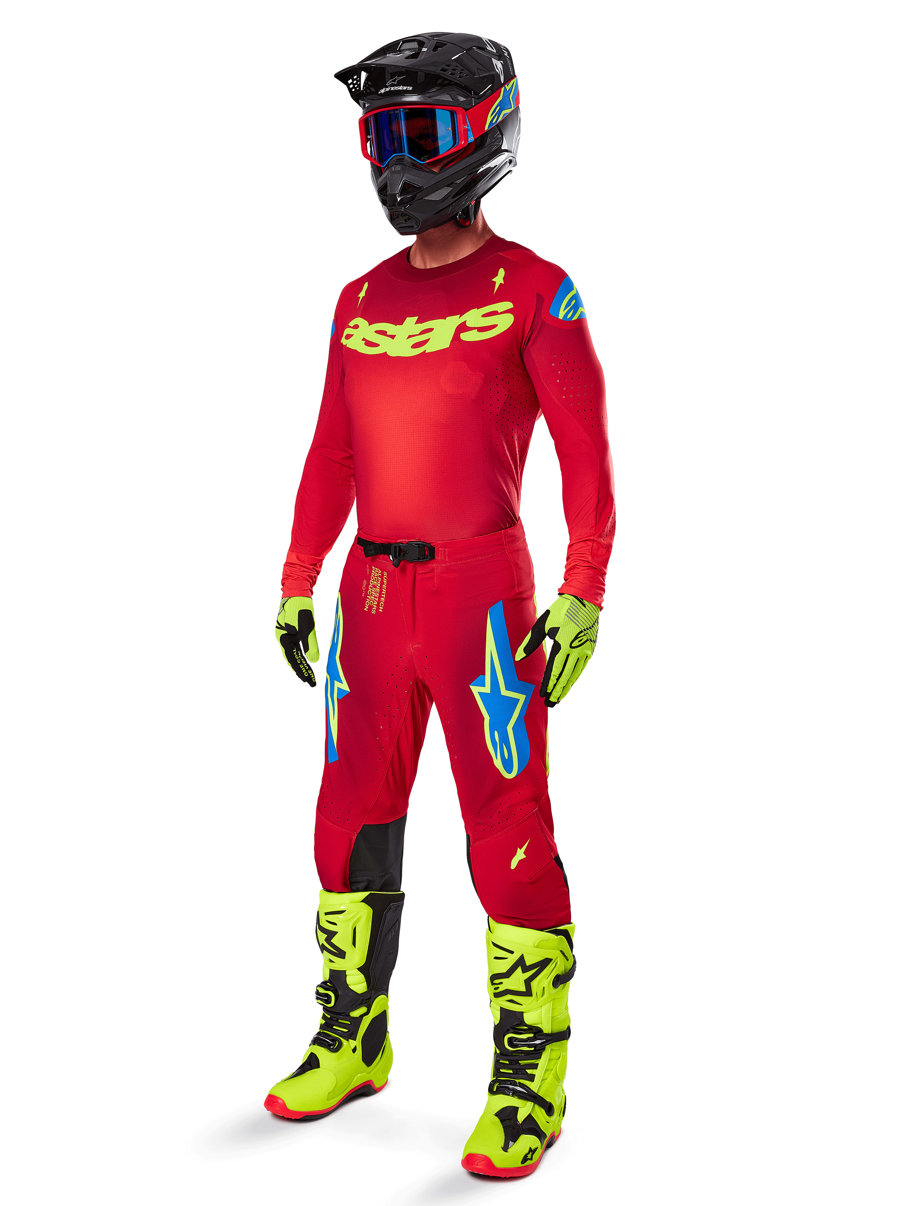 Motocrosskører iført 2025 Supertech Maker-trøje, klar rød med neongule logoer, matchende røde bukser med blå og gule detaljer, sort hjelm med blå og røde detaljer, neongule og sorte støvler, koordineret professionelt racerudstyr til terrænkørsel
