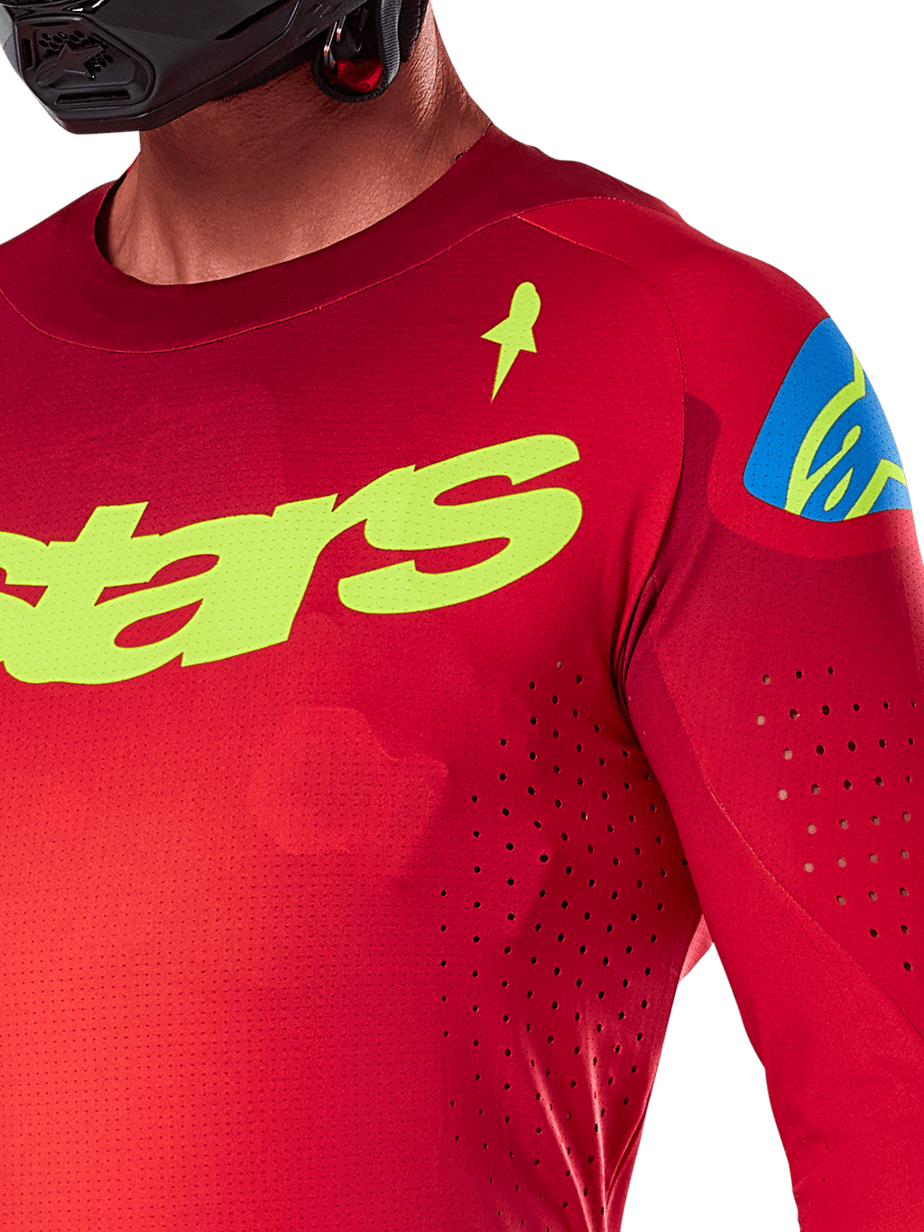 Alpinestars 2025 Supertech Maker trøje, motocross-trøje, rød og gul fluo, nærbillede med laserskårne perforeringer, gult Alpinestars-logo på brystet, blå skulderdetalje, åndbart strækmesh-materiale
