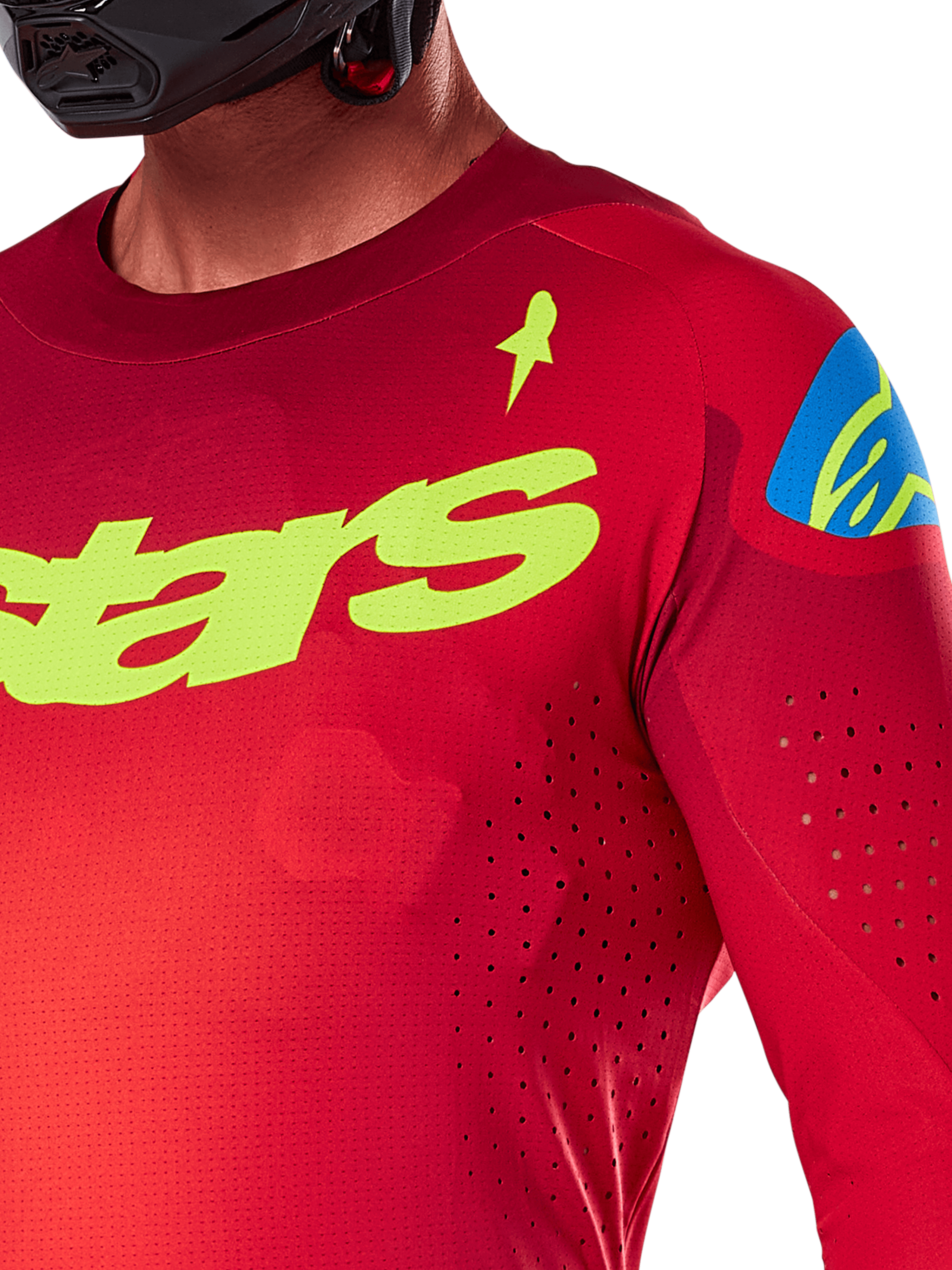 Alpinestars 2025 Supertech Maker trøje, motocross-trøje, rød og gul fluo, nærbillede med laserskårne perforeringer, gult Alpinestars-logo på brystet, blå skulderdetalje, åndbart strækmesh-materiale