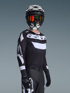 Motocrosskører iført 2026 Racer Air Riway Jersey, sort og hvid trøje med 'astars'-logo, matchende sort og hvid hjelm med orange spejlglas-goggles, sorte motocrossbukser og handsker, koordineret outfit til off-road racing