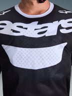 Alpinestars 2026 Racer Air Riway jersey, motocross-trøje, sort og hvid, nærbillede af bryst med stort hvidt logo, detaljeret mesh-tekstur for luftgennemstrømning, teknisk åndbart udstyr til off-road kørsel