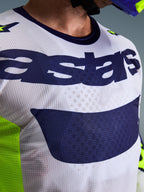 Alpinestars 2026 Racer Air Riway trøje, motocross-trøje, lysegrå og mørkeblå med fluorescerende gul, nærbillede af brystet med 'astars'-logo og perforeret mesh-materiale, atletisk pasform til off-road kørsel