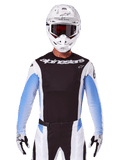 Alpinestars 2025 Techstar Melt trøje, motocross racingudstyr, sort, hvid og blå, langærmet trøje med matchende bukser og handsker, kører iført komplet MX-udstyr med hvid hjelm og goggles
