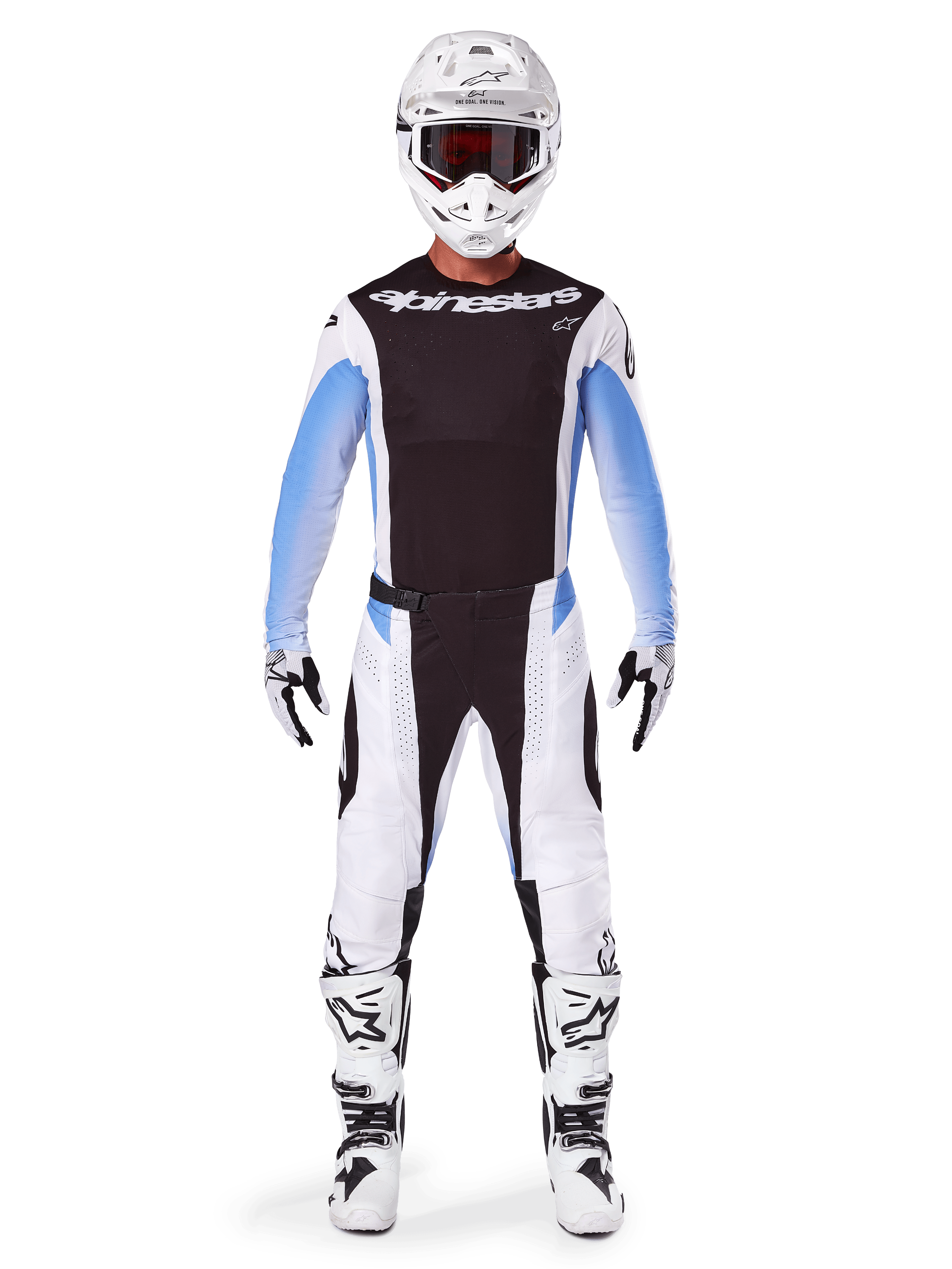 Motocross-rytter iført komplet Alpinestars 2025 Techstar Melt-udstyr, sort jersey med lyseblå graduerede ærmer, hvide bukser med sorte og blå detaljer, hvid hjelm med sorte goggles, hvide og sorte støvler og handsker, koordineret MX-udstyrssæt til terrænkørsel