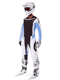 Alpinestars 2025 Techstar Melt Gear Set, komplet motocross-udstyr, sort jersey med hvide og blå ærmer, hvide bukser med sorte og blå detaljer, hvid hjelm, sort-hvide handsker, hvide støvler med sorte detaljer, komplet MX-beskyttelsessæt