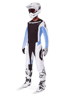 Alpinestars 2025 Techstar Melt Gear Set, komplet motocross-udstyr, sort jersey med hvide og blå ærmer, hvide bukser med sorte og blå detaljer, hvid hjelm, sort-hvide handsker, hvide støvler med sorte detaljer, komplet MX-beskyttelsessæt