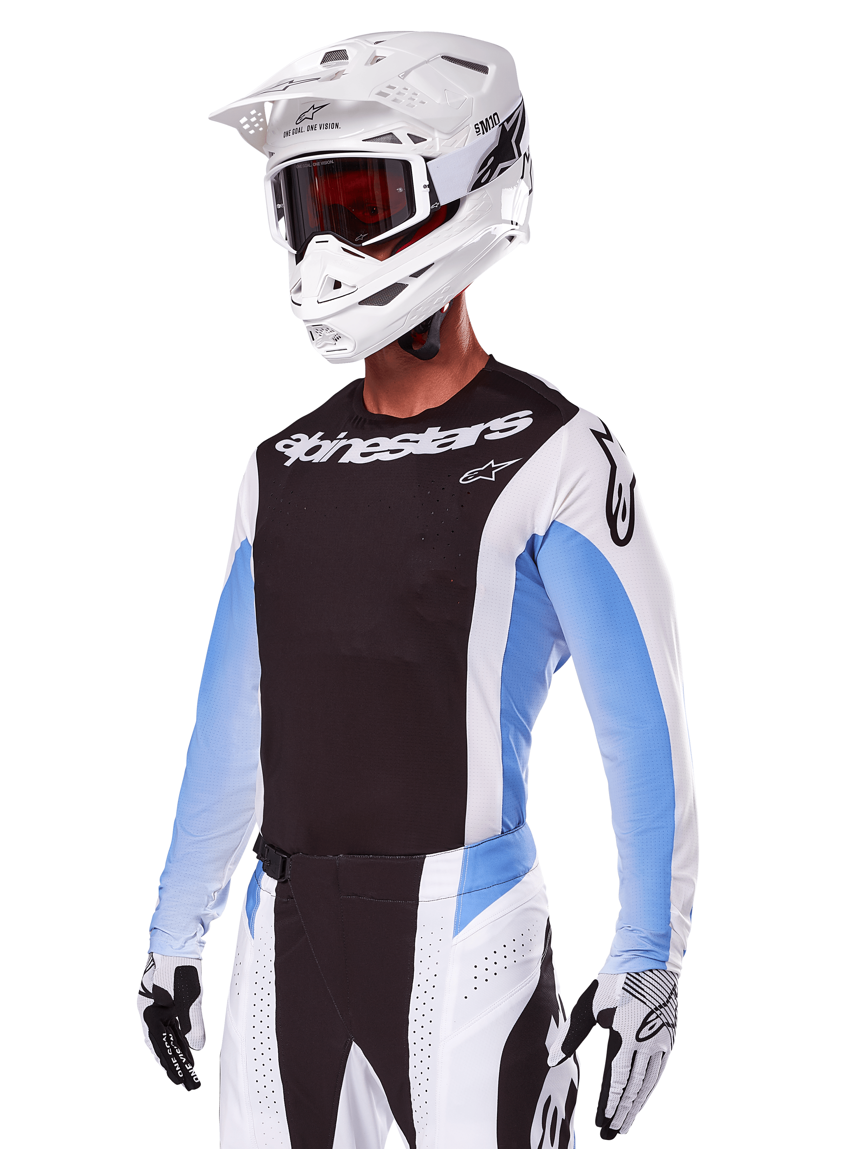 Motocrossrytter iført Alpinestars 2025 Techstar Melt udstyrssæt, hvid med sorte og lyseblå detaljer, bestående af en jersey med sort bryst og hvide ærmer, matchende hvide og sorte bukser, hvid SM10-hjelm med goggles og sort-hvide handsker, komplet professionelt off-road raceroutfit.