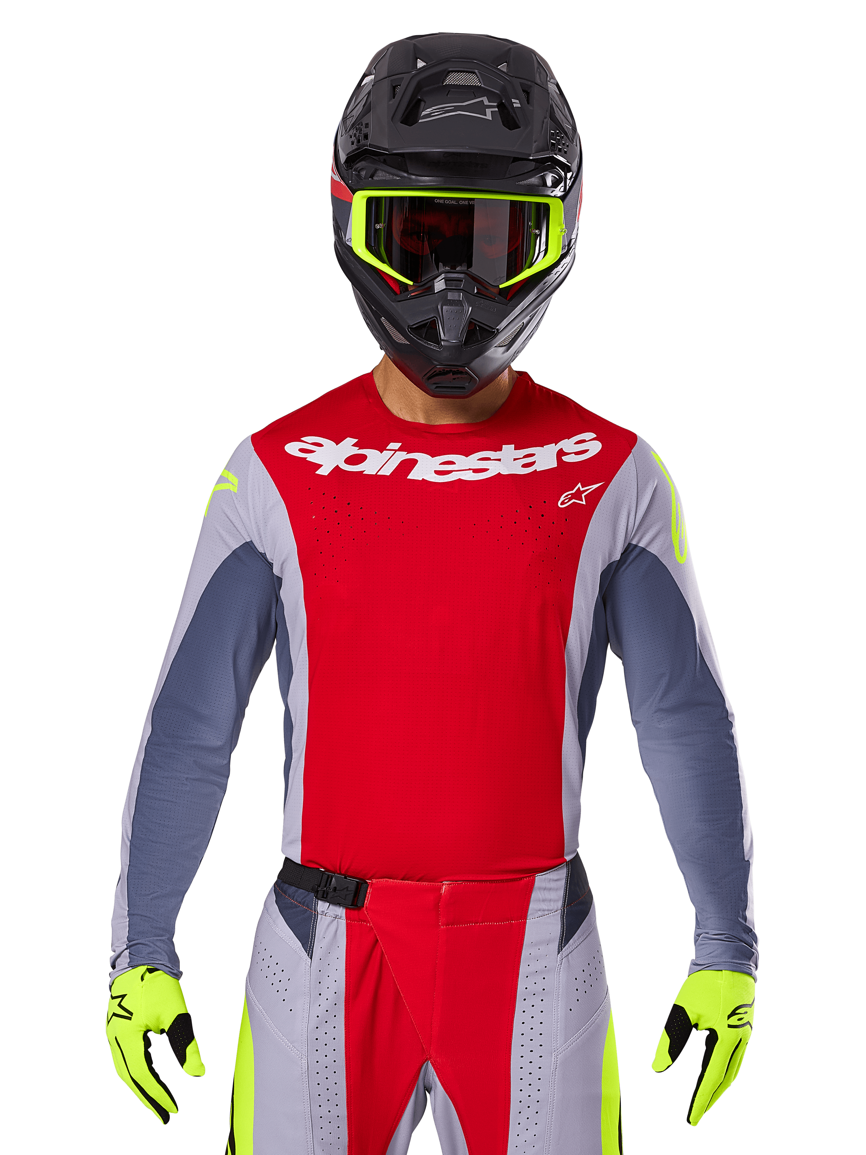Motocrossrytter iført 2025 Techstar Melt Jersey og matchende bukser, klar rød og grå med hvidt Alpinestars-branding, sort hjelm med neongule goggles, matchende neongule handsker, ventileret performance-udstyr til off-road racing