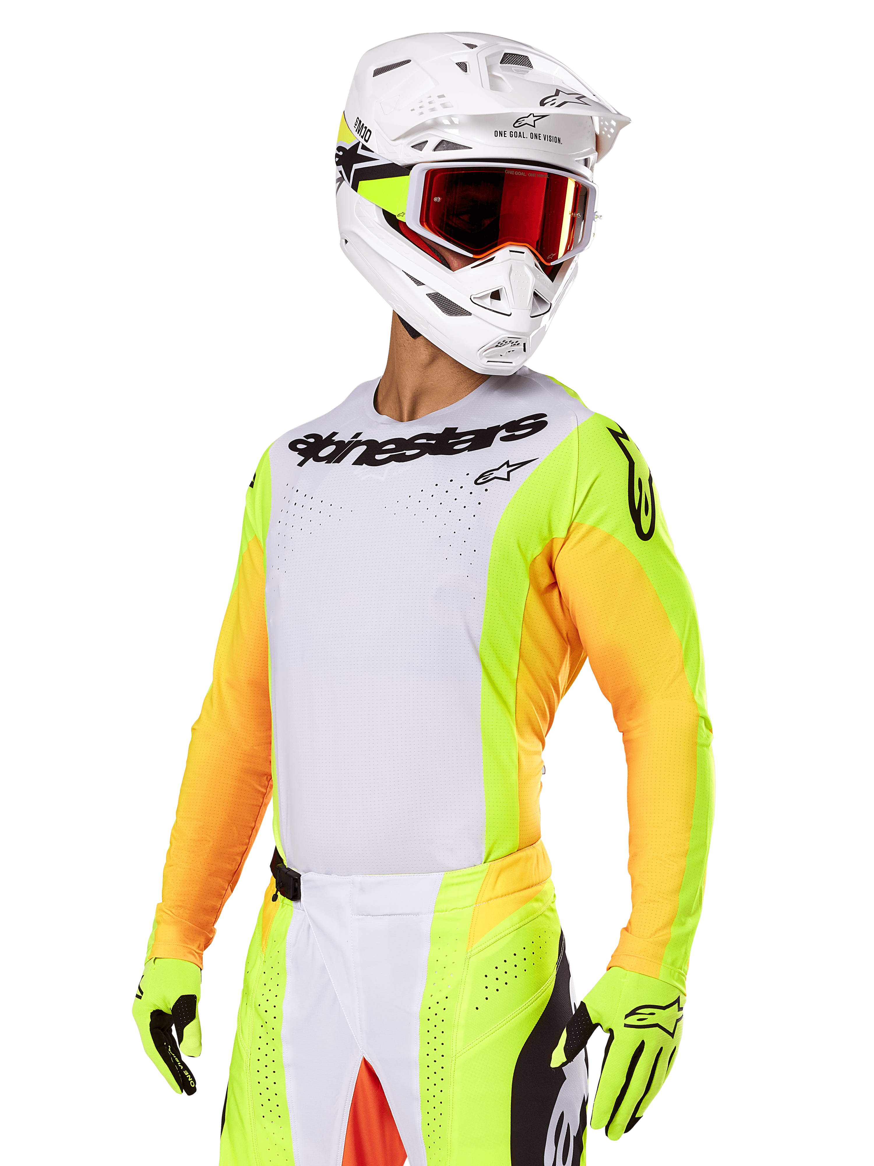 Motocross-kører iført Alpinestars 2025 Techstar Melt-udstyrssæt, hvid jersey med livlige gule og orange ærmer, sort 'Alpinestars' branding på brystet, matchende neongule handsker, hvid hjelm med rødfarvede briller, professionelt off-road racerudstyr