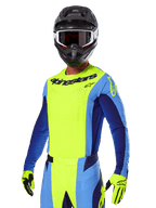 Alpinestars 2025 Techstar Melt Gear Set, motocross-kører iført en klar gul og blå jersey med matchende bukser, sort hjelm med hvide og sorte briller, gule handsker, koordineret off-road raceroutfit med tydelig Alpinestars-branding og perforerede detaljer