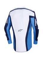 Alpinestars 2026 Racer Riway trøje, motocross trøje, UCLA Blue og hvid, set bagfra med et hvidt hovedpanel, blå ærmer og mørkeblå detaljer, lille Alpinestars-logo nederst på ryggen, atletisk pasform til off-road kørsel