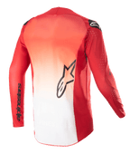 Alpinestars 2023 Supertech Risen Jersey, set bagfra, Mars rød og hvid farveovergang, med et sort Alpinestars stjernelogo midt på ryggen og mærkenavn på ærmet, langærmet motocross-trøje med laserskårne perforationer til ventilation.