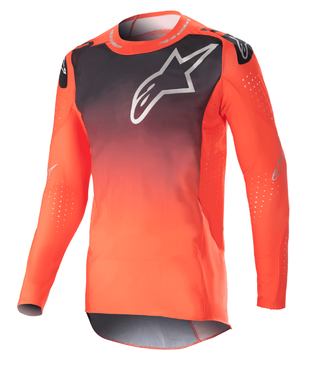 Alpinestars 2023 Supertech Risen jersey, motocross-jersey, hot orange og sort gradient, med et stort hvidt logo på brystet, laserskårne perforeringer for luftgennemstrømning, letvægts strækbart mesh-tekstil, performance race-pasform