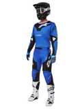 Alpinestars 2025 Racer Veil Gear Set, blå og sort motocross-trøje og -bukser, komplet MX-raceroutfit med sort hjelm, hvide beskyttelsesbriller og hvide støvler, teknisk off-road-udstyr