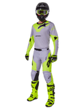 Alpinestars 2025 Racer Veil-udstyrssæt, komplet motocross-outfit, grå og neongul fluo, bestående af trøje, bukser, hjelm, goggles, handsker og støvler med sorte detaljer, professionelt racerudstyr til off-road kørsel.
